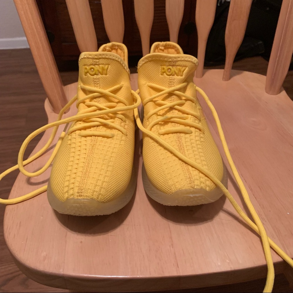 Women shoe size 7. Color: yellow